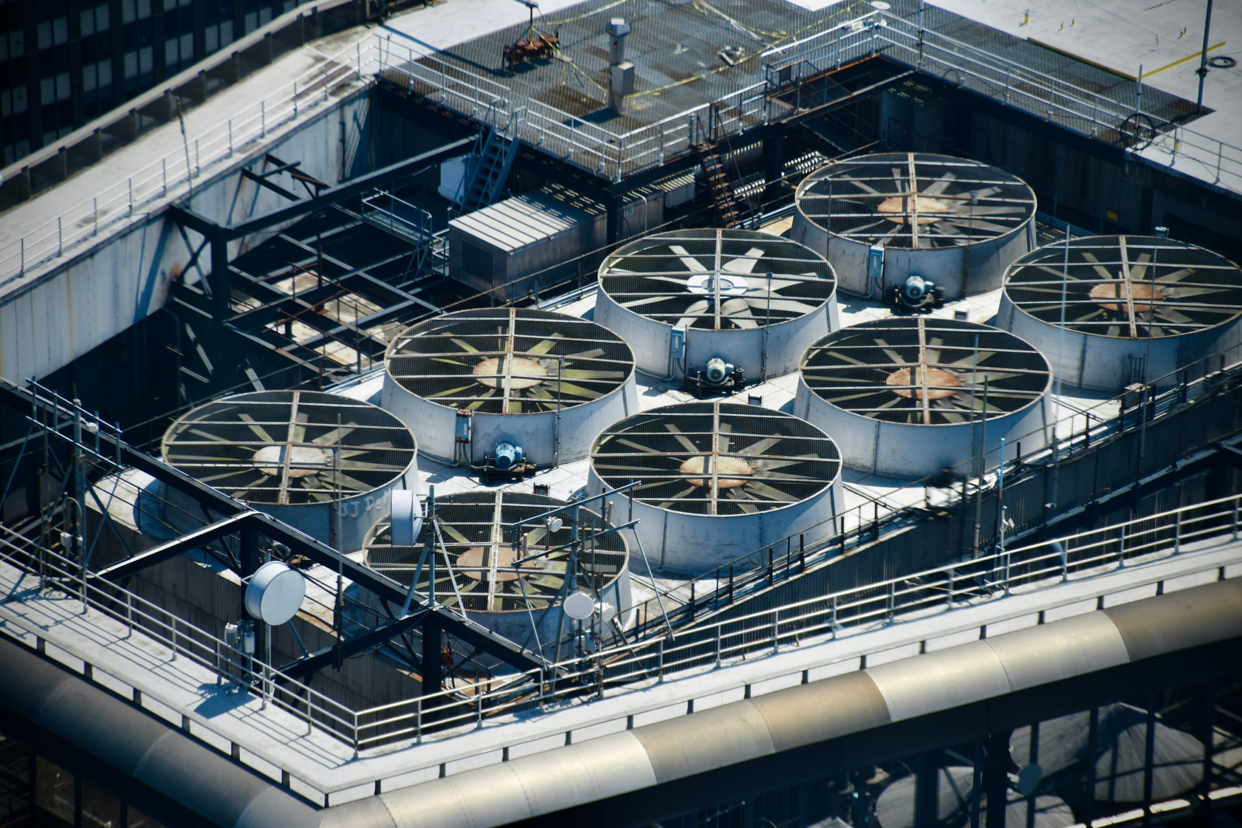 LG launches oil-free AI chiller